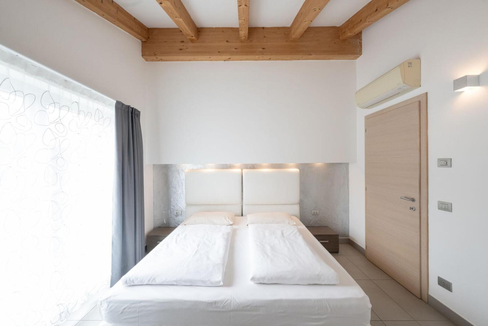 Residence Desiree Riva del Garda Bagian luar foto