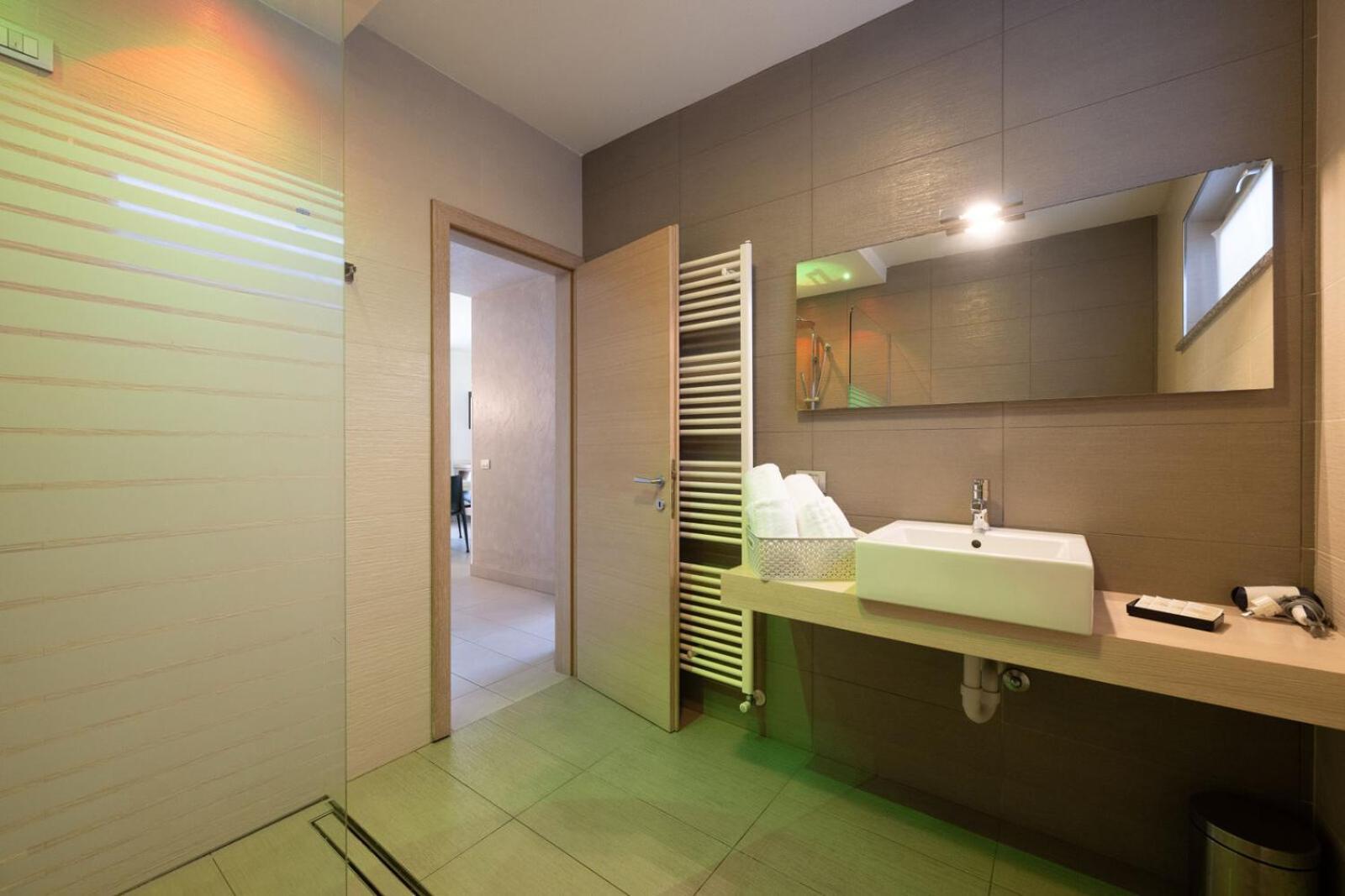 Residence Desiree Riva del Garda Bagian luar foto